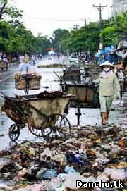 Rác thải trên đường phố cũng là một trong những nguyên nhân làm nước đục và nhiễm bẩn.