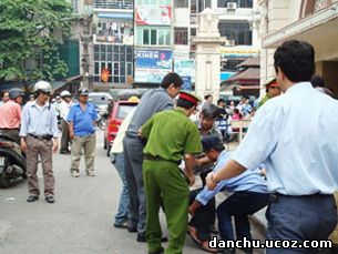 Hanoi042908_Protesters_Arrested_305.jpg
