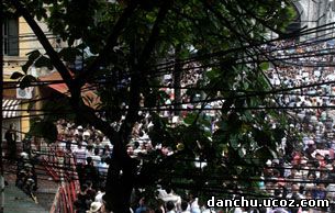 Mặc dù bị trấn áp, de dọa, hàng trăm giáo dân vẫn tập trung cầu nguyện ngay sát hàng rào sắt, kẽm gai do công an cảnh sát dựng lên tại khu vực Tòa Khâm Sứ. Photo: AFP