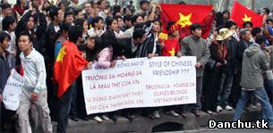 VN-students-protest-china-305.jpg
