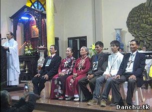 8 giáo dân trở về nhà thờ ở giáo xứ Thái Hà