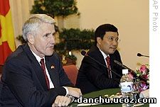Mark Kimmitt speaks during a news conference about the first US-Vietnam Dialogue on Political, Security, and Defense Issues in Hanoi Oct. 6, 2008 as Vietnamese Deputy Foreign Minister Pham Binh Minh listens